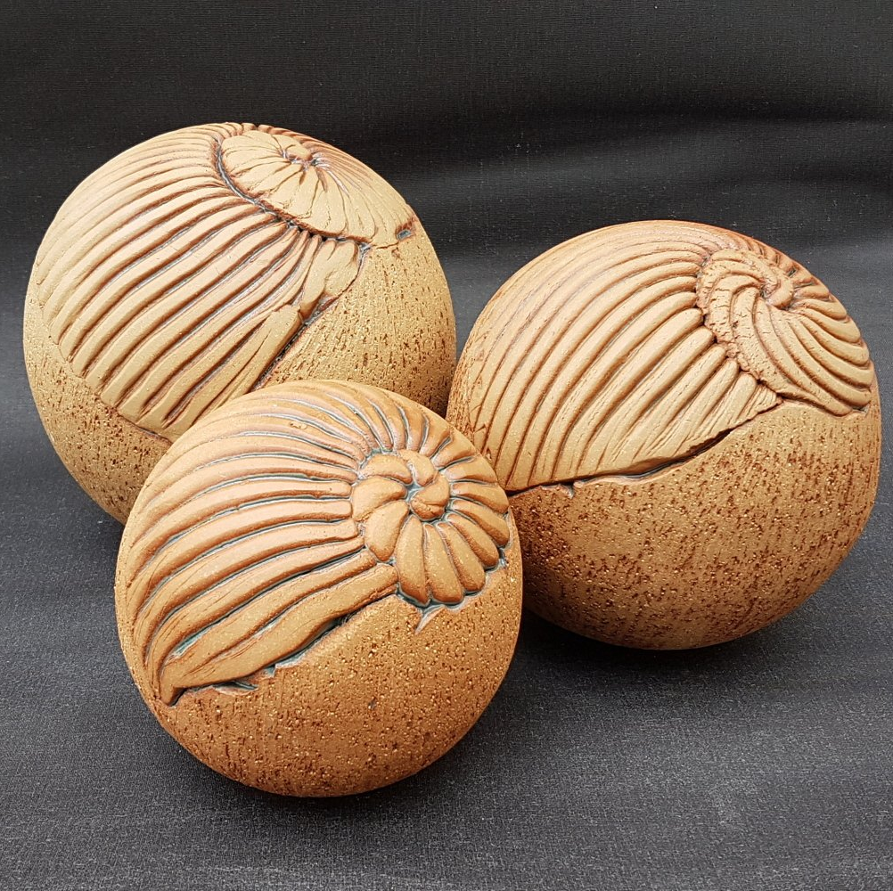 Frostfeste Kugel mit Lebensspirale, holzfarben